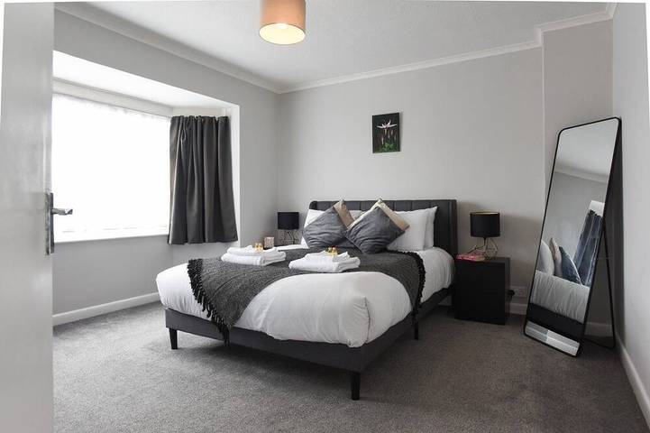 Spacious Portchester Home with Garden & Parking in Fareham, Hampshire