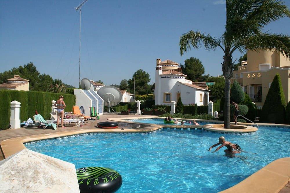 Detached villa with garden and communal pool in La Sella, Pedreguer