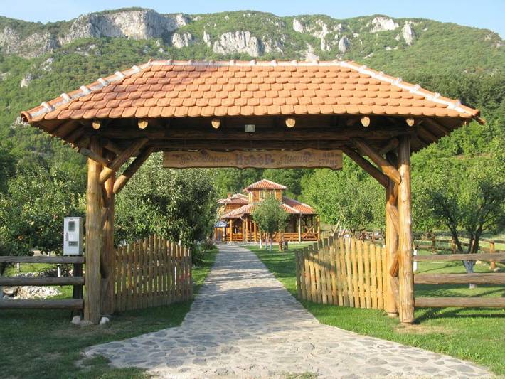 Location de vacances pour 3 personnes, avec vue et jardin à Despotovac