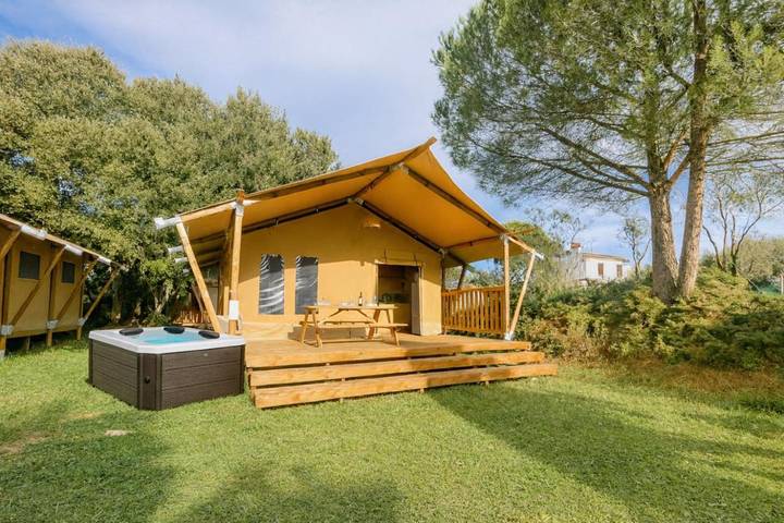 Bungalow per 2 persone, con terrazza e giardino, con animali domestici a Cecina