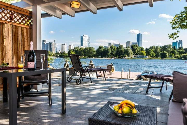 Ferienwohnung für 2 Personen, mit Balkon und Terrasse sowie Pool und Seeblick in Wien