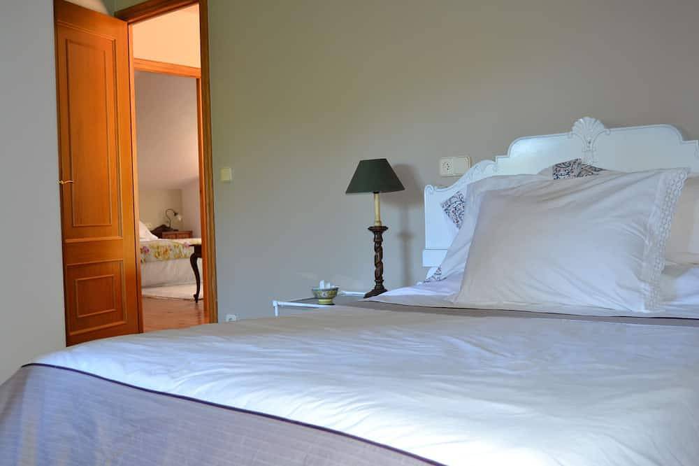 Villa Donas in the Rias Baixas between sea and mountain with saline pool. in Gondomar, Galician Coast