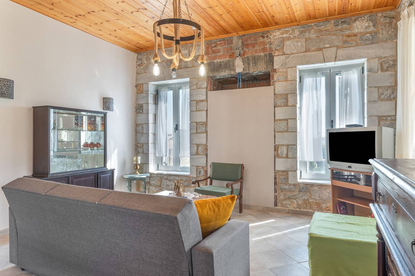 „Angelina's House“ mit Bergblick, privater Terrasse und Klimaanlage in Messenien