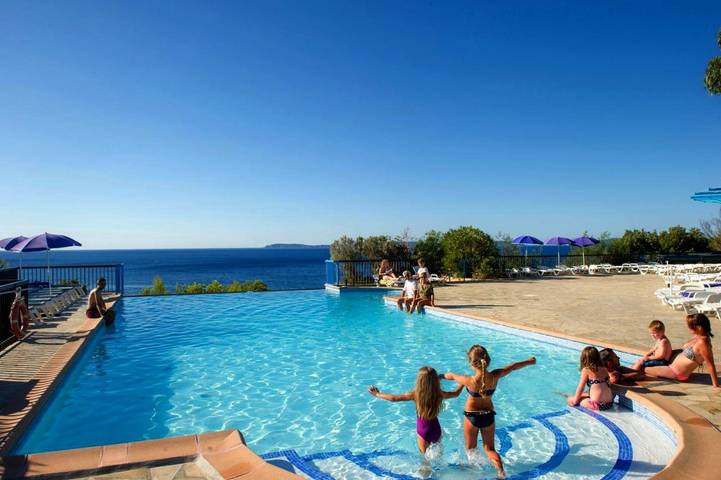Apartahotel para 8 personas, con Balcón y Terraza además de Jardín y Piscina en Costa Azul