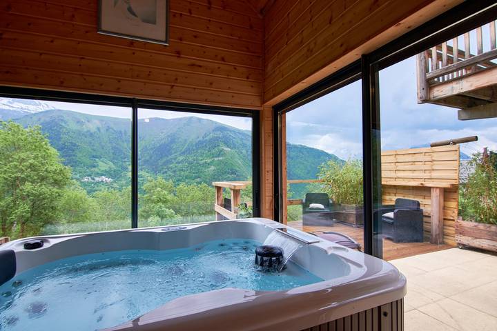 Chalet pour 6 personnes, avec Balcon et Jacuzzi ainsi que Jardin et Sauna