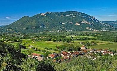 Gîte pour 4 personnes, avec vue et balcon à Culoz