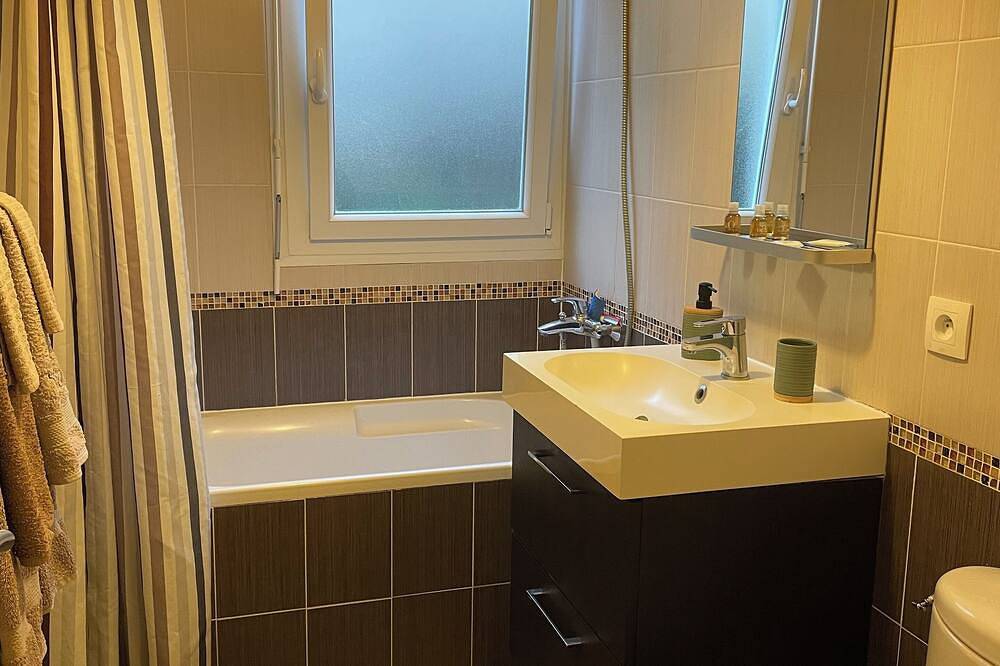 Entire apartment, Charming studio located in a landscaped, secure residence with janitor. in Asnières-sur-Seine, Hauts-de-Seine