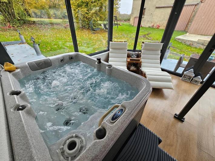 Location de vacances pour 10 personnes, avec Balcon et Jacuzzi ainsi que Terrasse et Jardin à Les Sièges