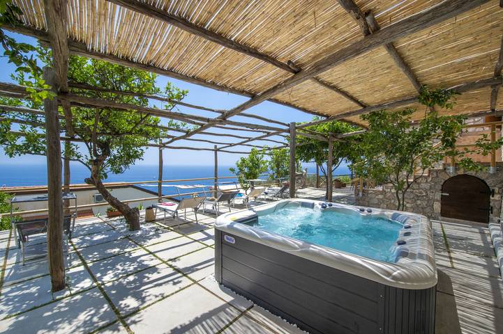 Location de vacances pour 6 personnes, avec vue sur l’océan ainsi que terrasse et jardin sur la Côte Amalfitaine - 4