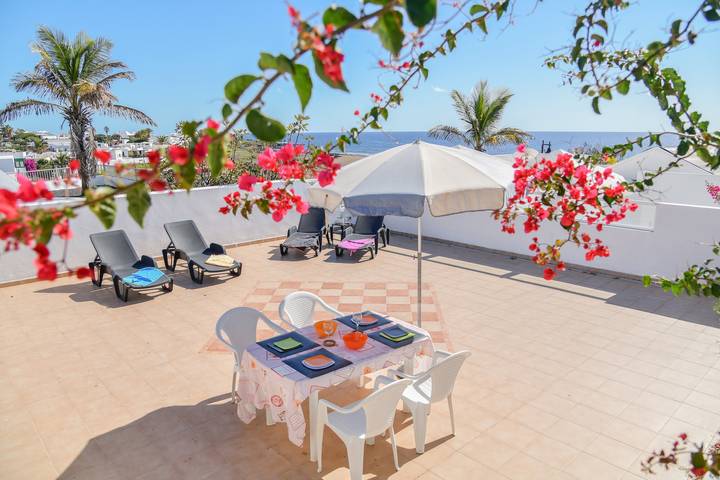 Apartamento entero, Apartamento frente al mar "Casa Conchita" con vistas al mar, piscina compartida y terraza in Playa Honda, Arrecife