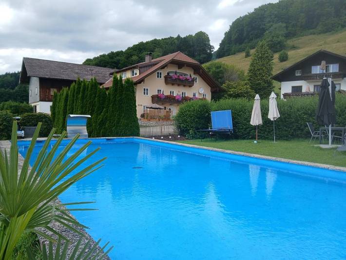 Vakantiewoning voor 4 personen, with Balkon and Tuin as well as Zwembad and Uitzicht op het meer aan de Mondsee