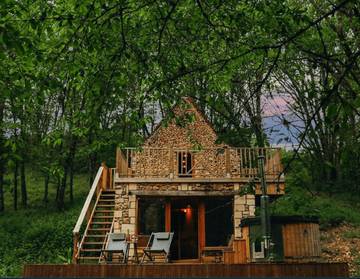 Gîte pour 2 personnes, avec vue ainsi que jardin et terrasse, animaux acceptés à Journiac