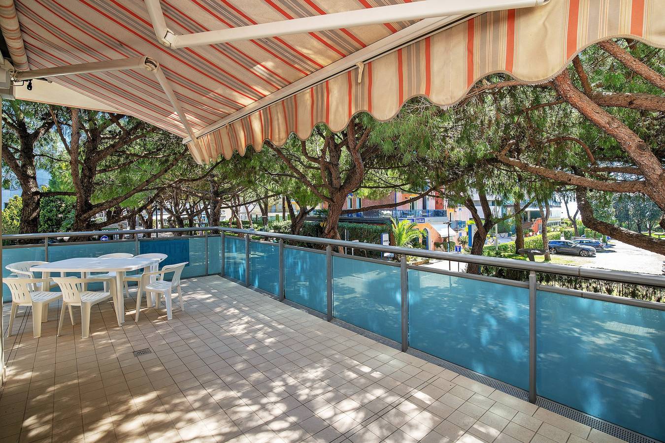 Entire apartment, Apartment 'Condominio Lara A16' with Private Terrace and Air Conditioning in Lido di Jesolo, Jesolo