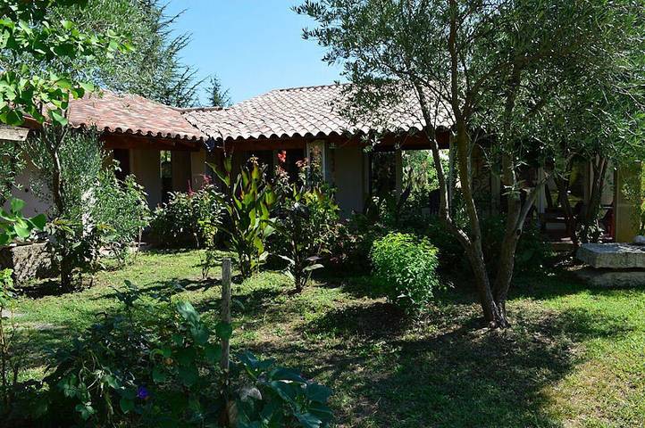 Gîte pour 4 personnes, avec terrasse et jardin