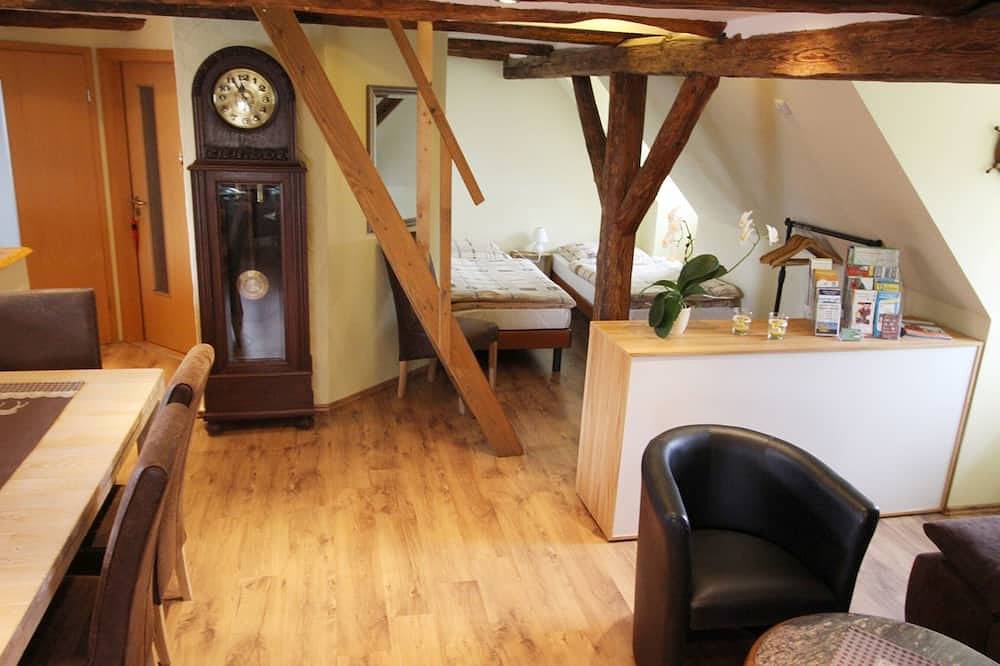 Ganze Wohnung, Obergeschoß Großer Garten Grillplatz Gartenmöbel Spielplatz in Sietow, Müritz