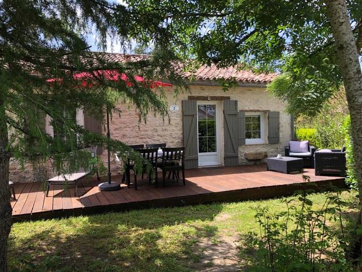 Location de vacances pour 2 personnes, avec piscine et jardin à Lolme - 2