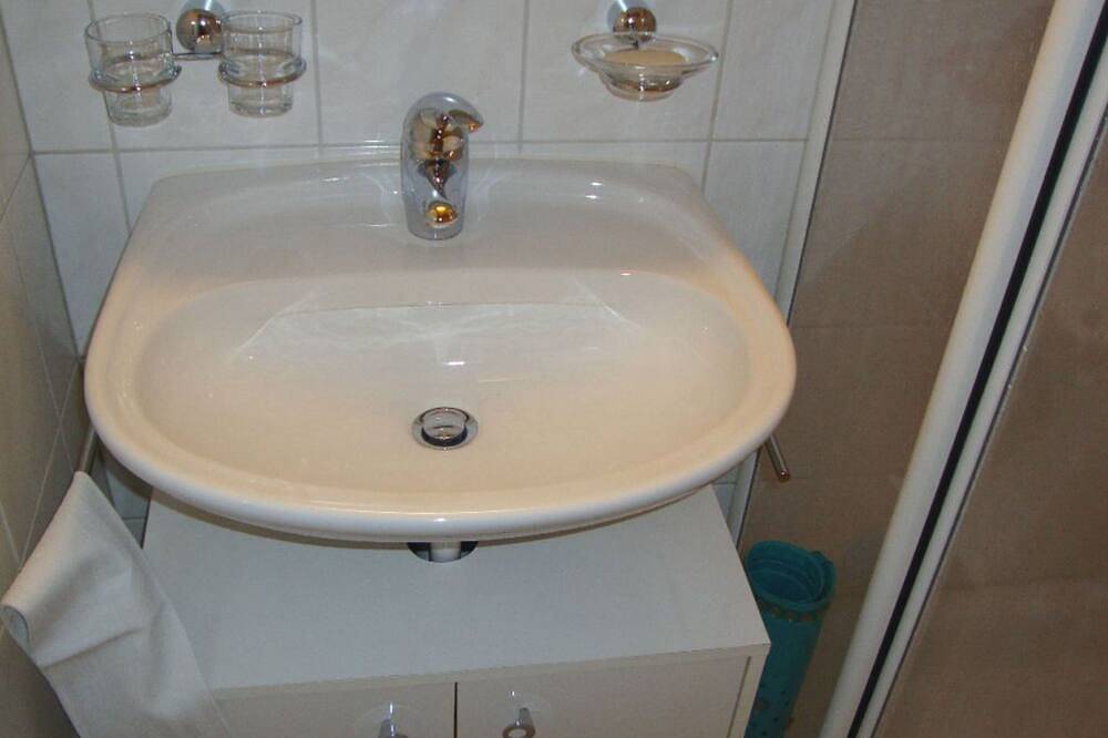 Ganze Wohnung, Ferienwohnungen Jörihus A&B, (Medels). in Rheinwald, Hinterrhein
