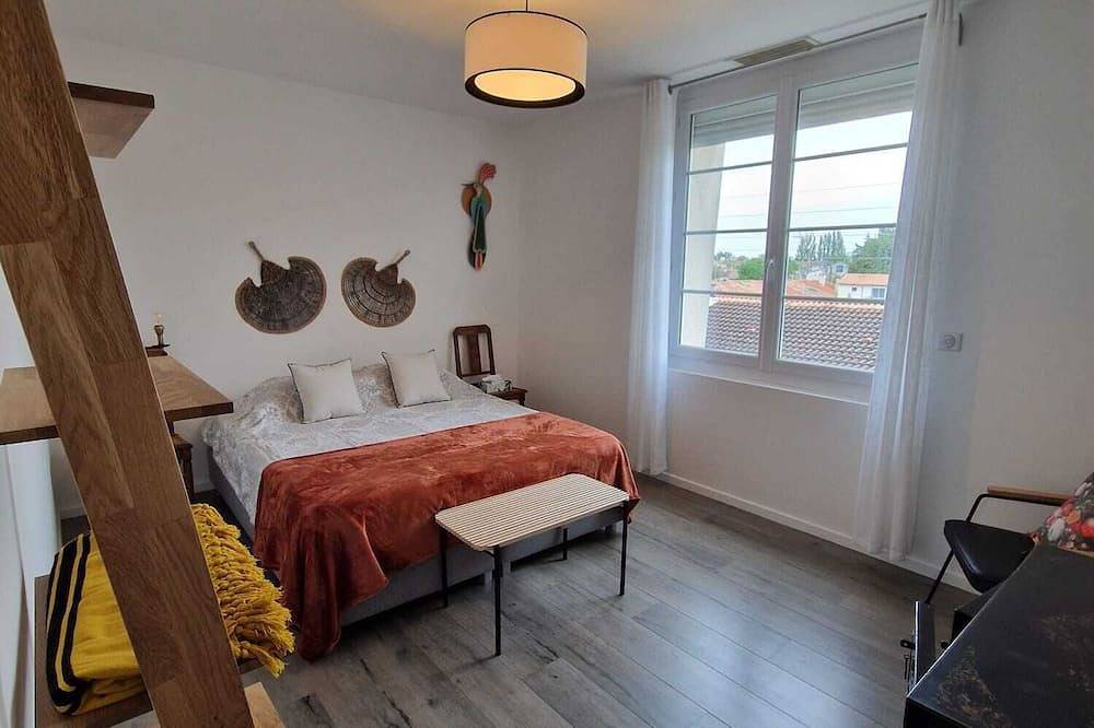 Entire apartment, Cozy apartment with terrace, close to train station and city center in Libourne, Libourne region