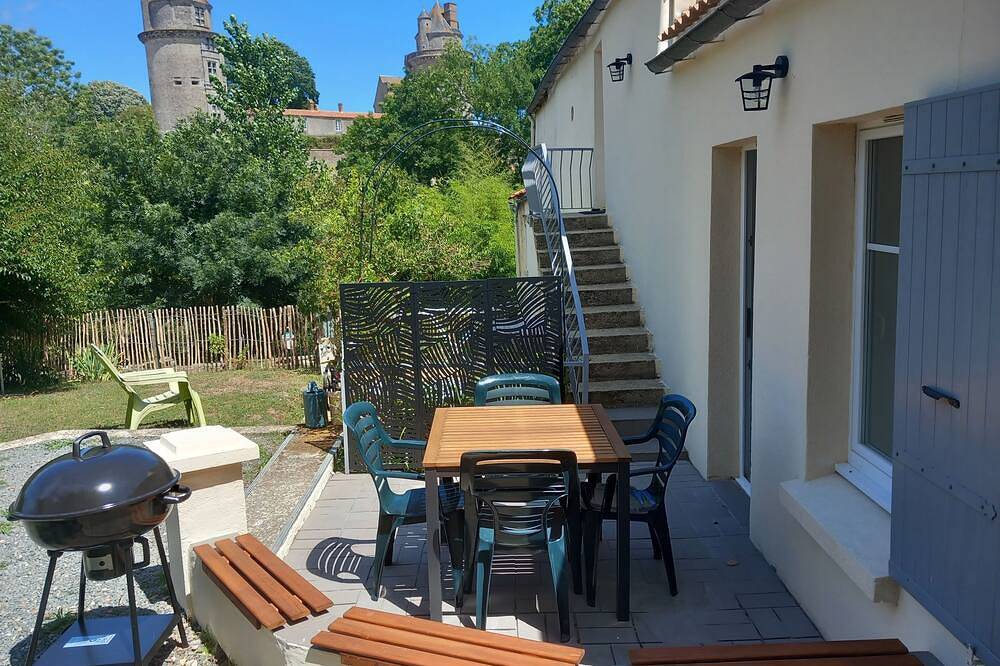 Appartement entier, Studio vue sur le château, à 20mn de la plage in Apremont, Vallée de la Loire