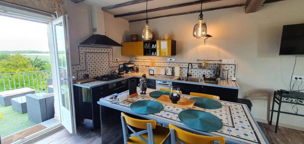 Location de vacances pour 2 personnes, avec vue ainsi que piscine et jardin à Brossac - 4