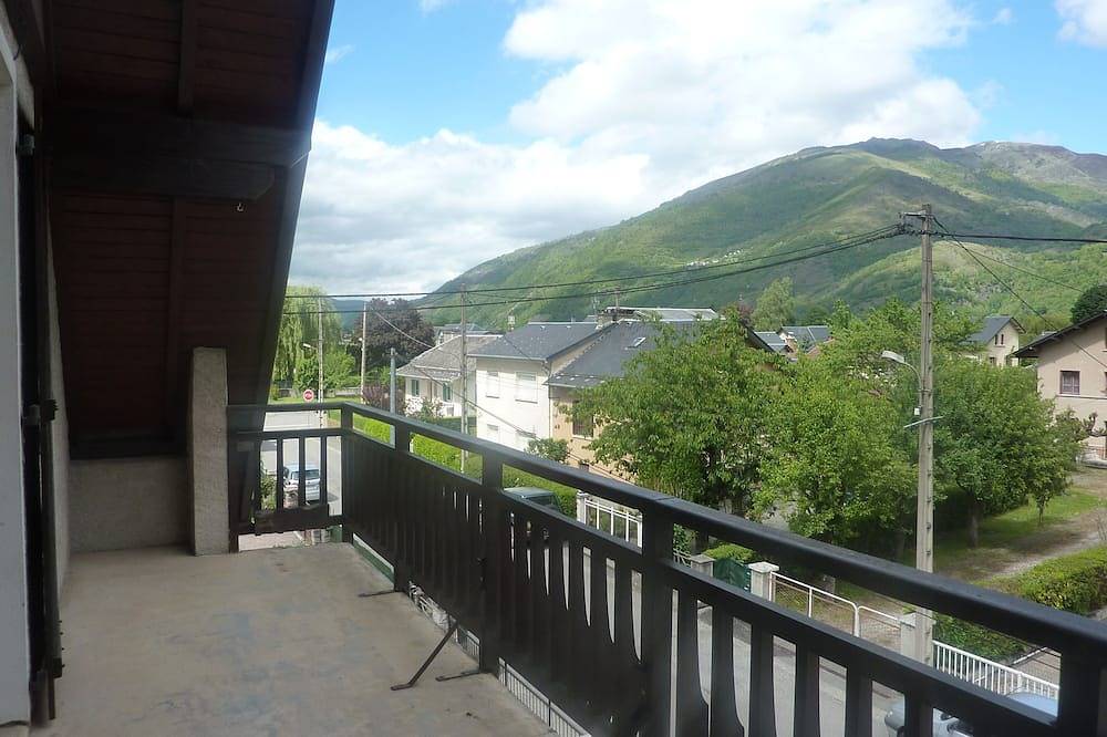Appartement entier, Aéré ​​Light 2 lit avec parking. base de ville idéale pour marche / bicyclette / ski etc. in Luchon-Superbagnères, Bagnères-de-Luchon