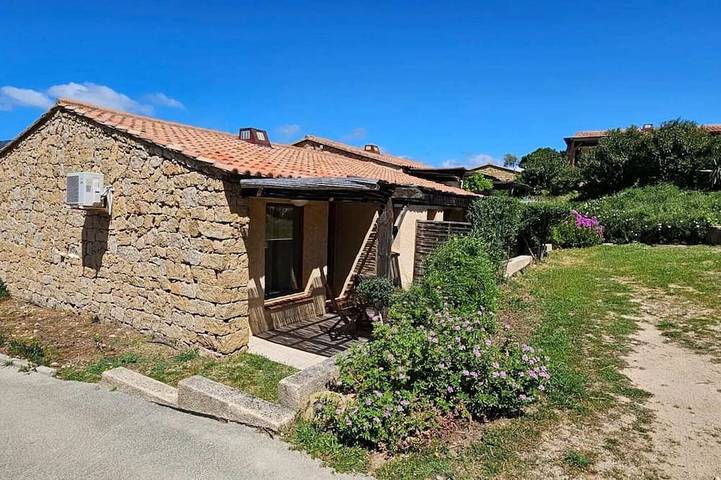 Villa pour 4 personnes, avec terrasse ainsi que piscine et jardin - 1