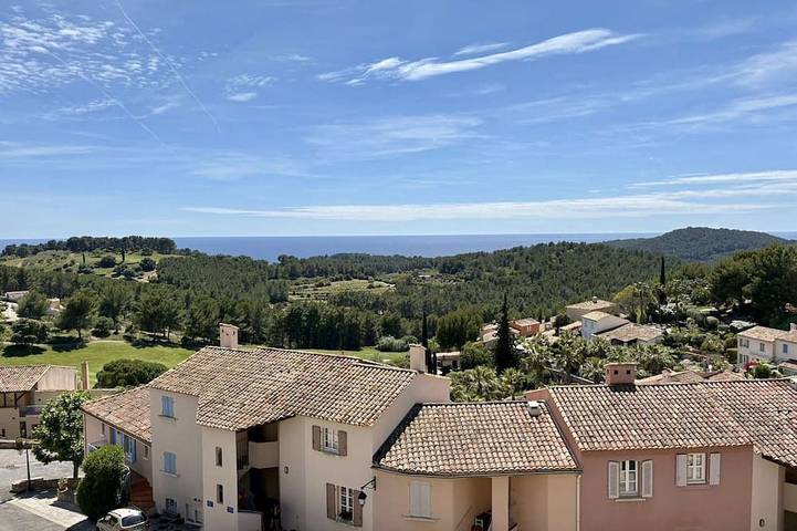 Gîte pour 4 personnes, avec piscine dans Golf De Fregate