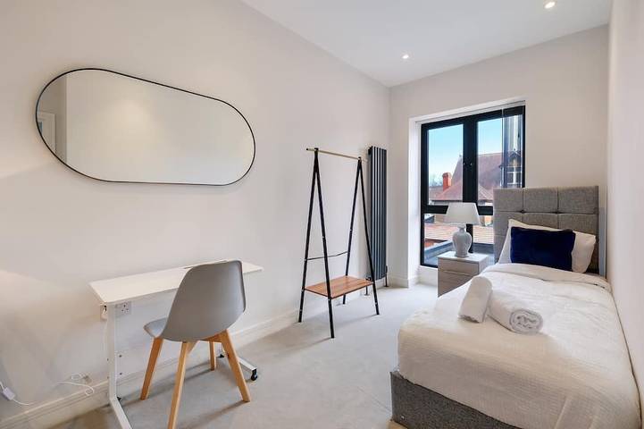 Contemporary Purley Hideaway: Luxury, Convenience & Tranquil Surroundings in Croydon, London