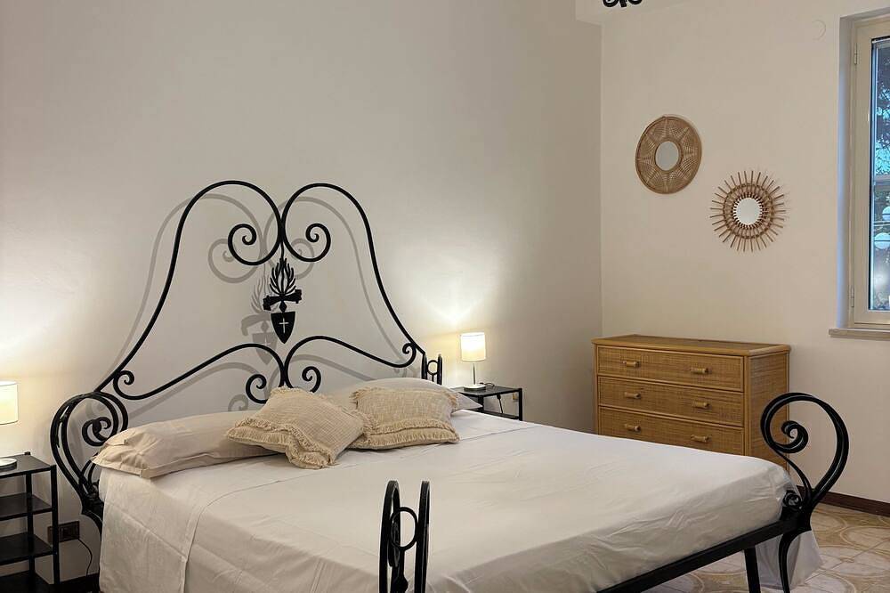 Villa Sofia: Moorish-Style Villa with Private Beach Access & 2000sqm Garden in Terracina, Pontinische Ebene