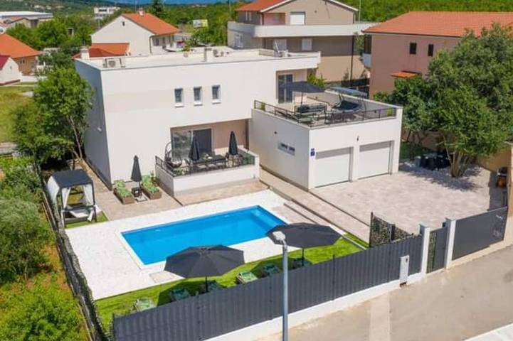 Five Bedroom Villa with Private Pool in Dalmatinisches Zagora