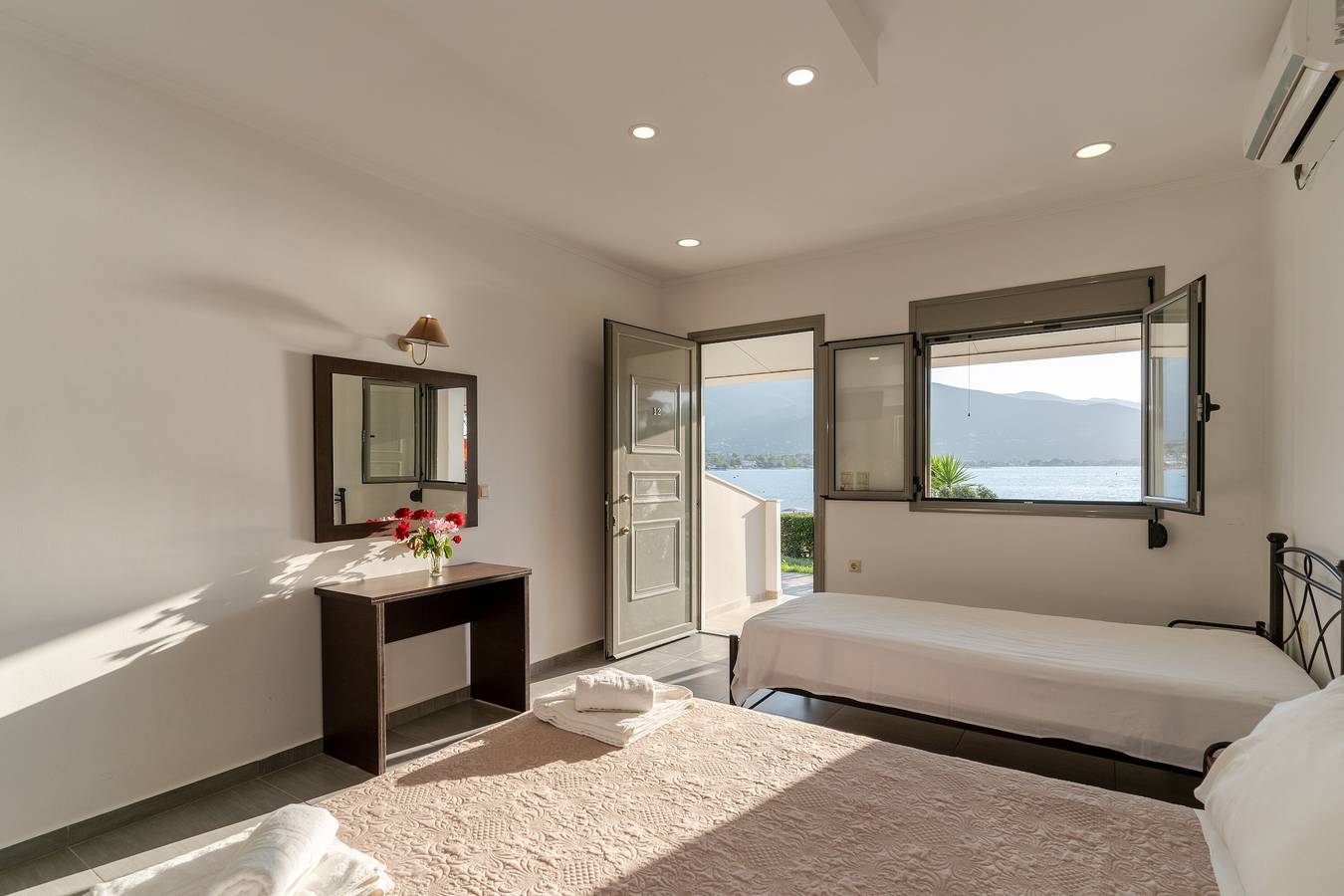 Beach House Apartment By The Sea 2 – Uitzicht op zee, Wi-Fi & Airco in Alykanas, Alykes