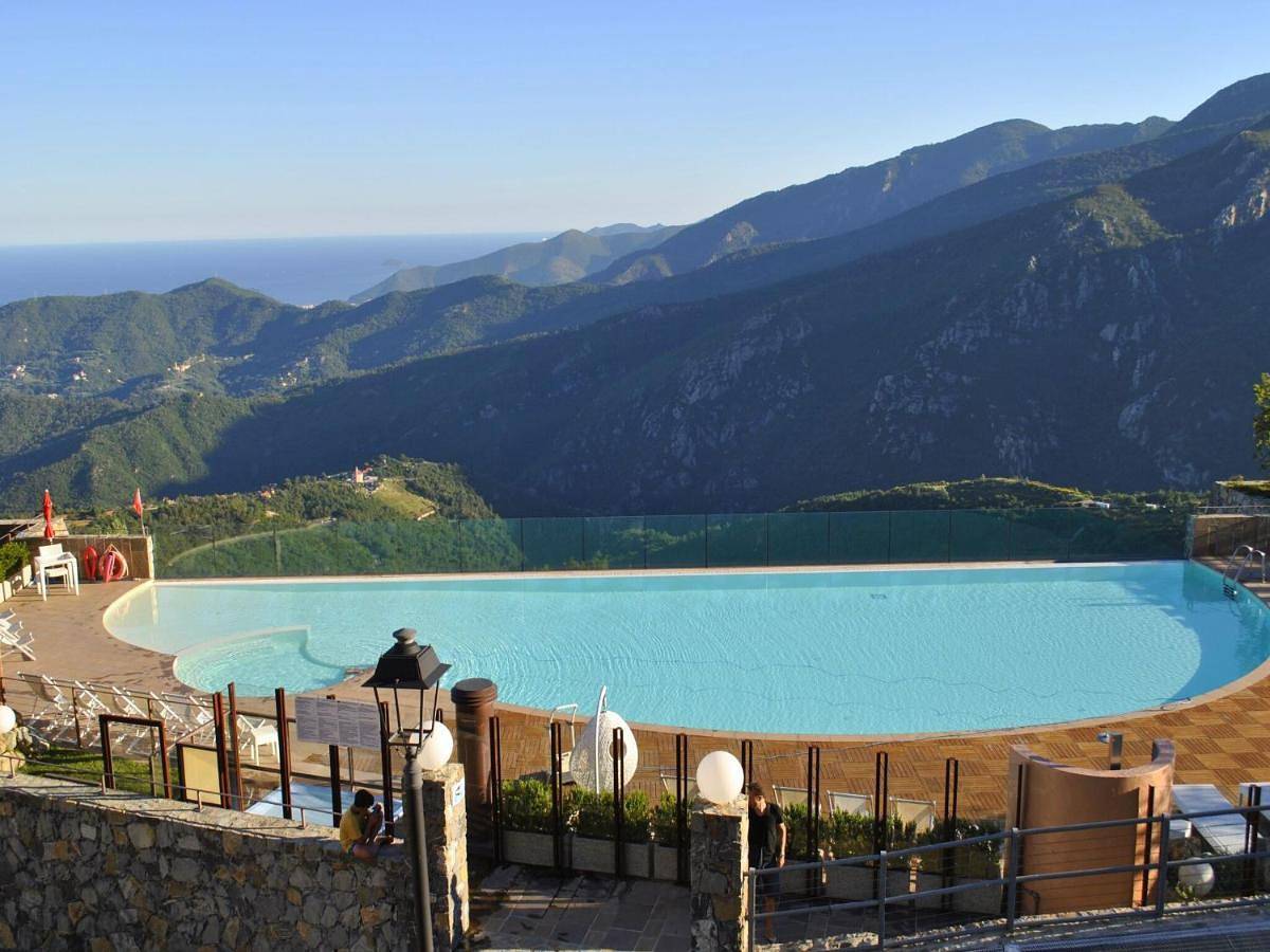 Ganze Wohnung, Air-conditioned with a pool,spa and fitness centre in Magliolo, Ligurische Alpen