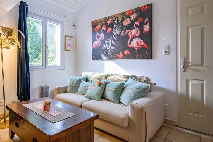 Holiday Home 'Les Flamants Roses' with Shared Pool, Private Terrace and Wi-Fi in Caumont-sur-Durance, Vaucluse