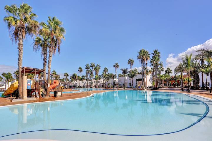 Entire apartment, Vacation 'Casa De La Calma' with Sea View, Shared Pool and Wi-Fi in Corralejo, La Oliva