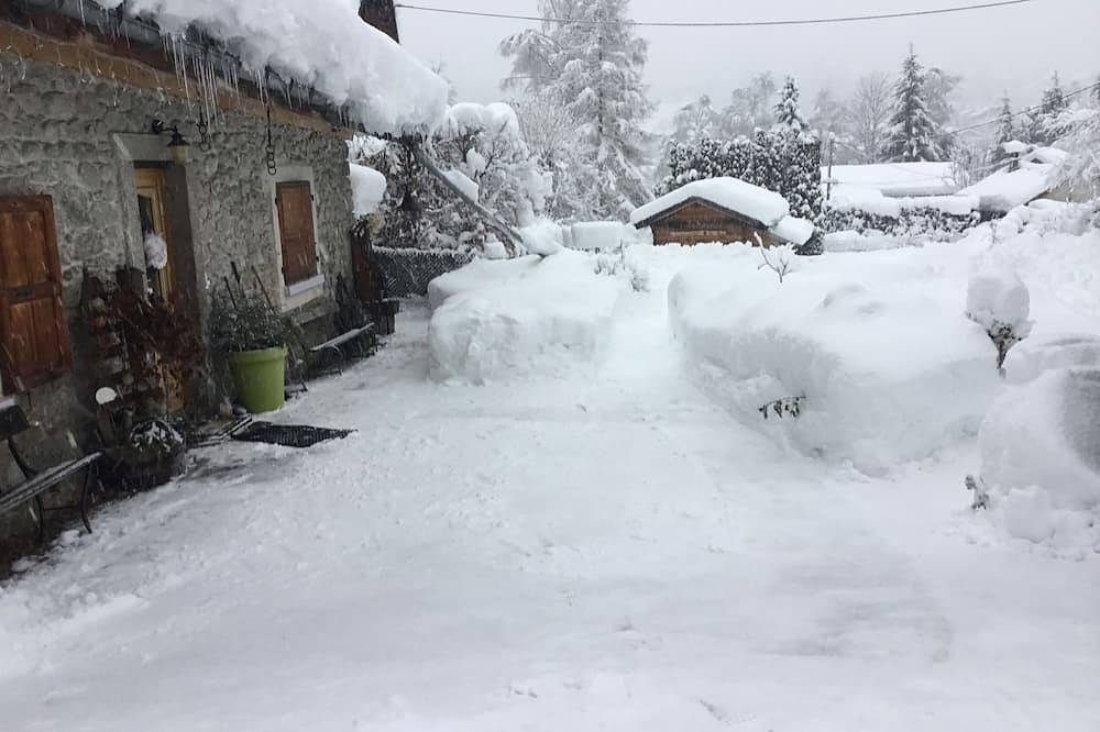 Entire apartment, Studio 23m2 Garden level 2 km from downtown in Chamonix-Mont-Blanc, Bonneville region