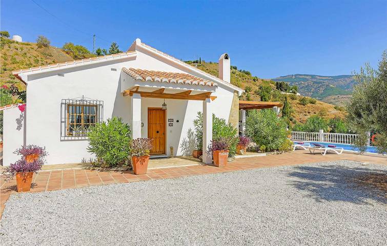 Acogedor Retiro: Aire Acondicionado, Piscina, Terraza, Internet y Parrilla a 2km de Salares, Cerca de Cajula. in Canillas de Albaida, Provincia de Málaga