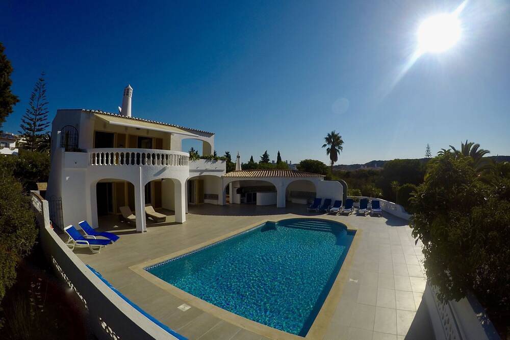 Vila Margarida. Luxury  5 bedroom villa own pool and tennis in Praia da Luz, Faro District