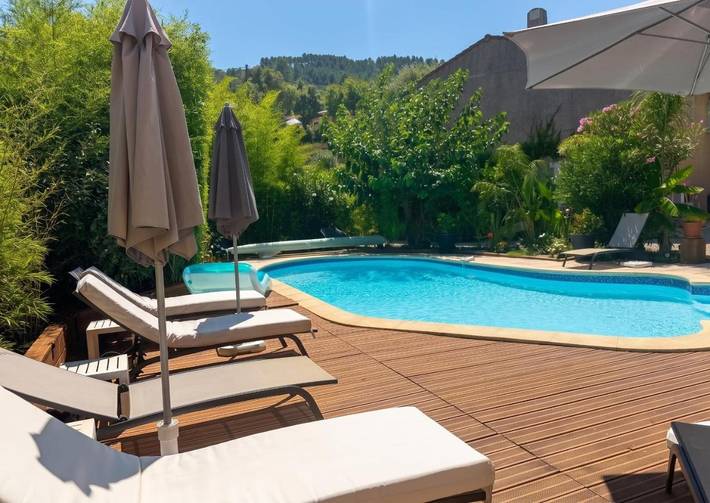 Gîte pour 4 personnes, avec Balcon et Terrasse ainsi que Jardin et Piscine à Les Mayons