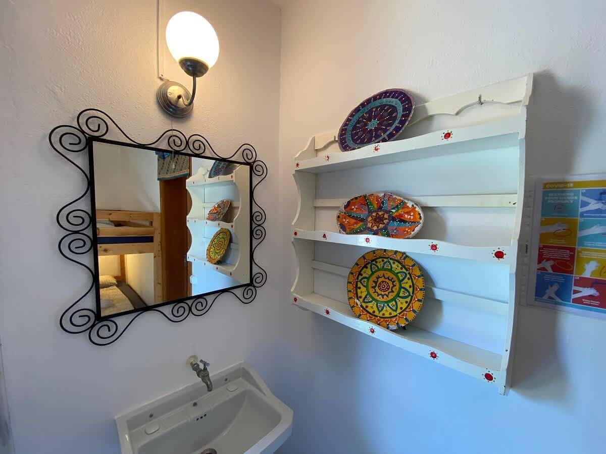 Quarto Azul with 2 bunk beds and a bathroom with shower in Lourinhã, Distrito de Lisboa