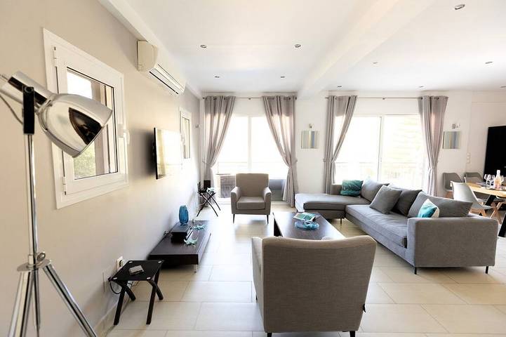 Private Sunrise Villa with Pool & Garden – 5 mins walk to Beach, Peaceful Escape in Poros (Lefkada), Greece