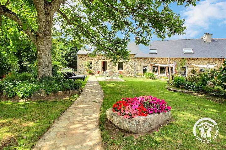 Gîte pour 4 personnes, avec terrasse et jardin à Plouha