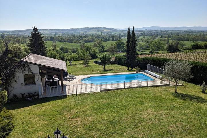 Gîte pour 9 personnes, avec jardin, animaux acceptés dans Savigny-sur-Grosne
