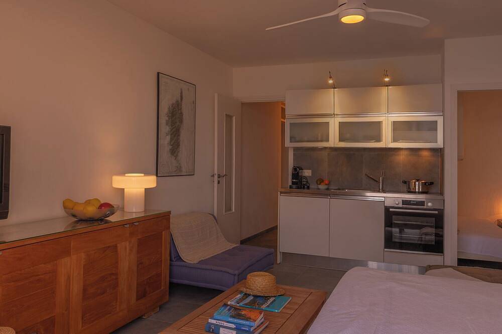 Ganze Wohnung, A Casa in Cala – Petit cocon vue mer à Erbalunga in Erbalunga, Brando
