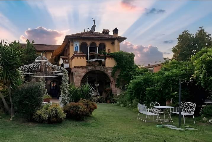 Stanza 'Stanza 2' con vista montagna, Wi-Fi e aria condizionata in Casano-Dogana-Isola, Luni