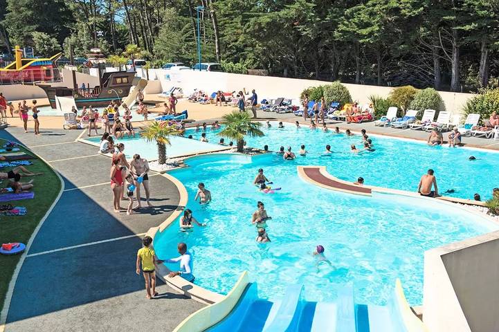 Camping pour 4 personnes, avec Terrasse et Piscine à Brem-sur-Mer