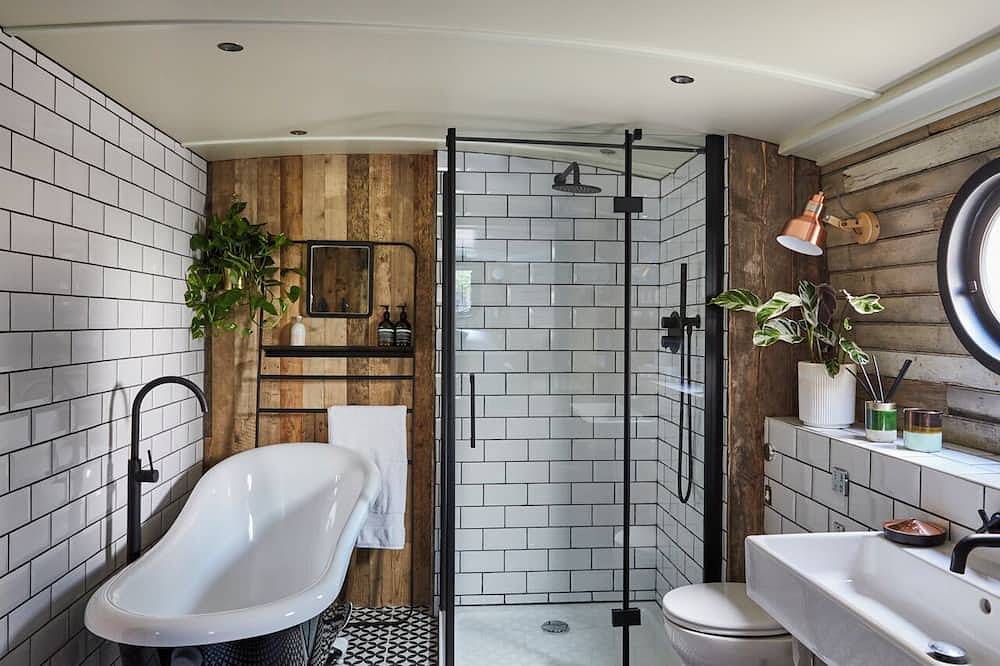 Boutique boat hotel moored on the Floating Pocket Park in West London. in Hackney, London