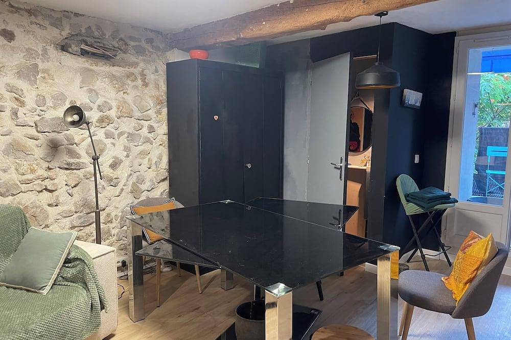 Entire apartment, Atypical apartment in downtown Le Luc en Provence Near Saint-Tropez in Le Luc, Draguignan region