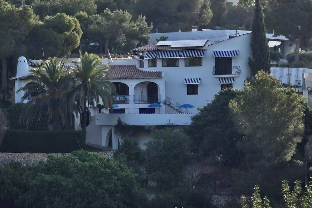 Schöne Villa direkt im Grünen mit Blick auf die Berge und den Golfplatz. in Altea La Vella, Altea