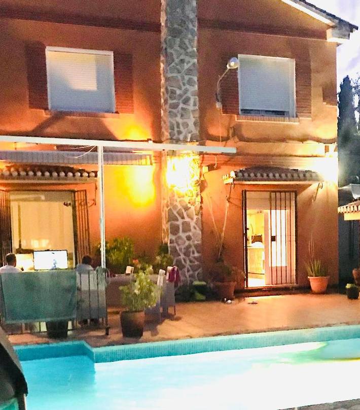 Chalet para 8 personas, con piscina además de jardín y vistas, Se admiten mascotas en Vega de Granada