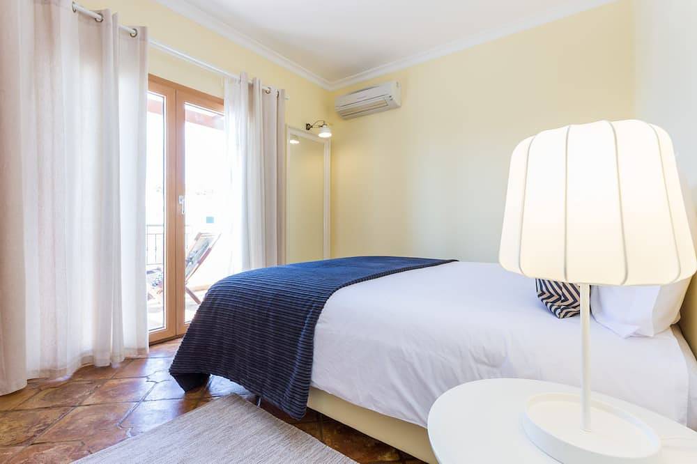 Family-friendly villa has private pool, short walk to Burgau Beach in Praia do Burgau, Naturpark Südwest-Alentejo und Costa Vicentina